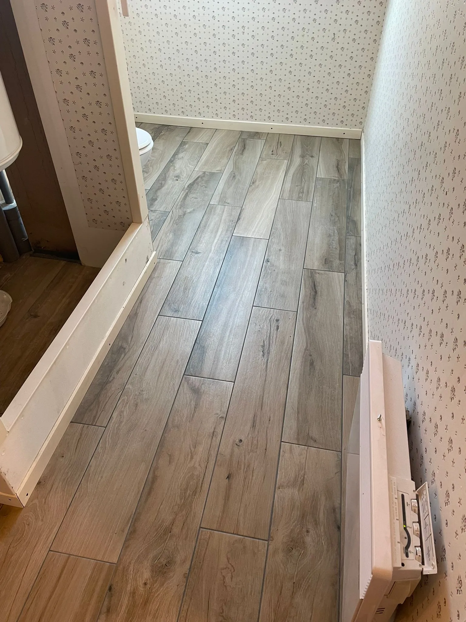 Carrelage posé avec finitions soignées
