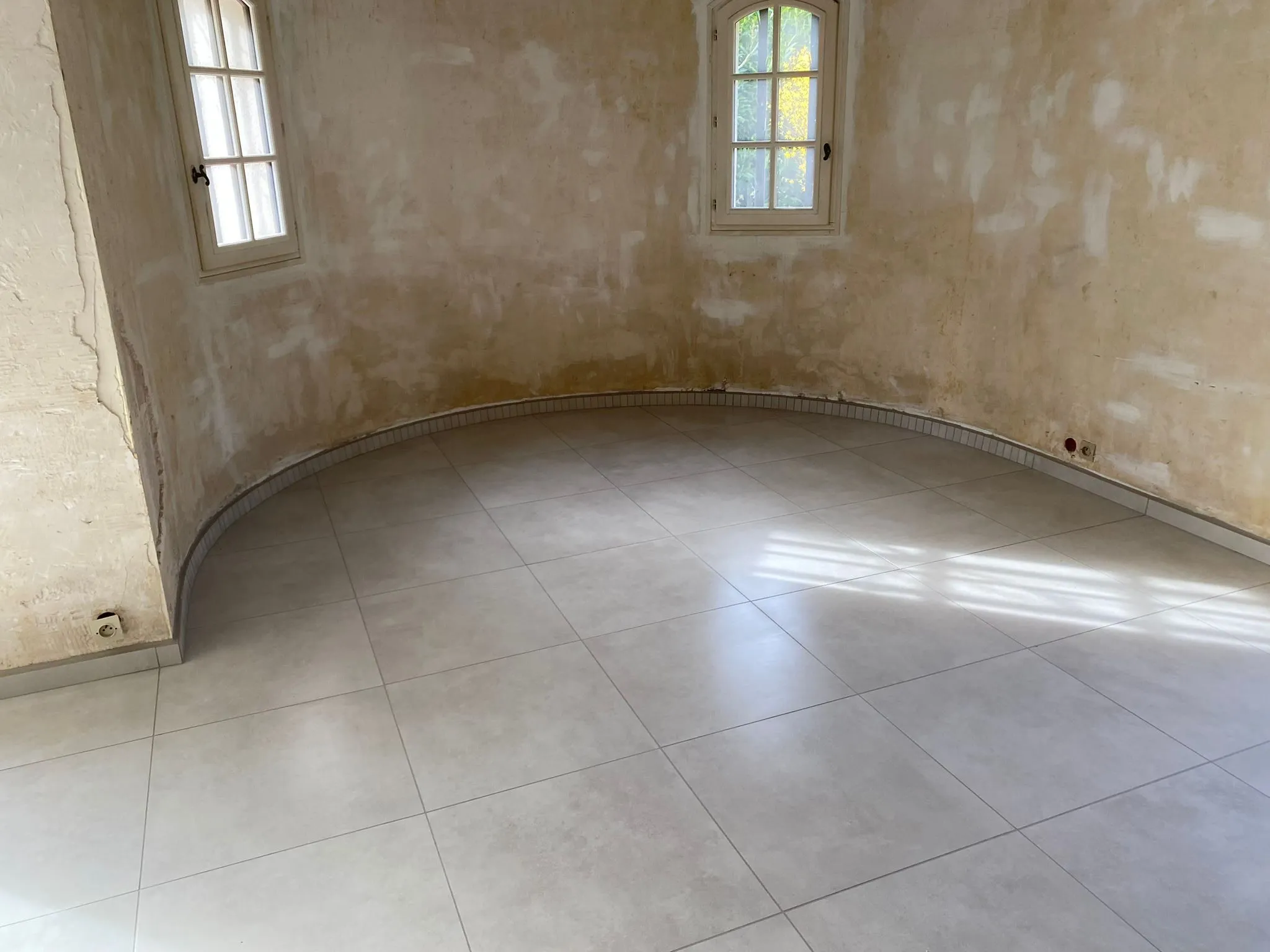 Carrelage moderne posé avec finitions impeccables
