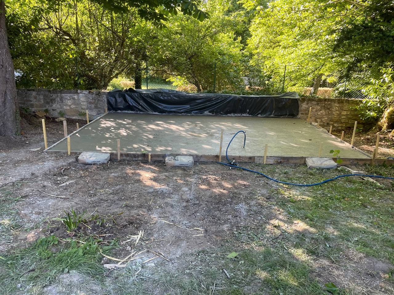 Dalle béton coulée pour fondation abri de jardin