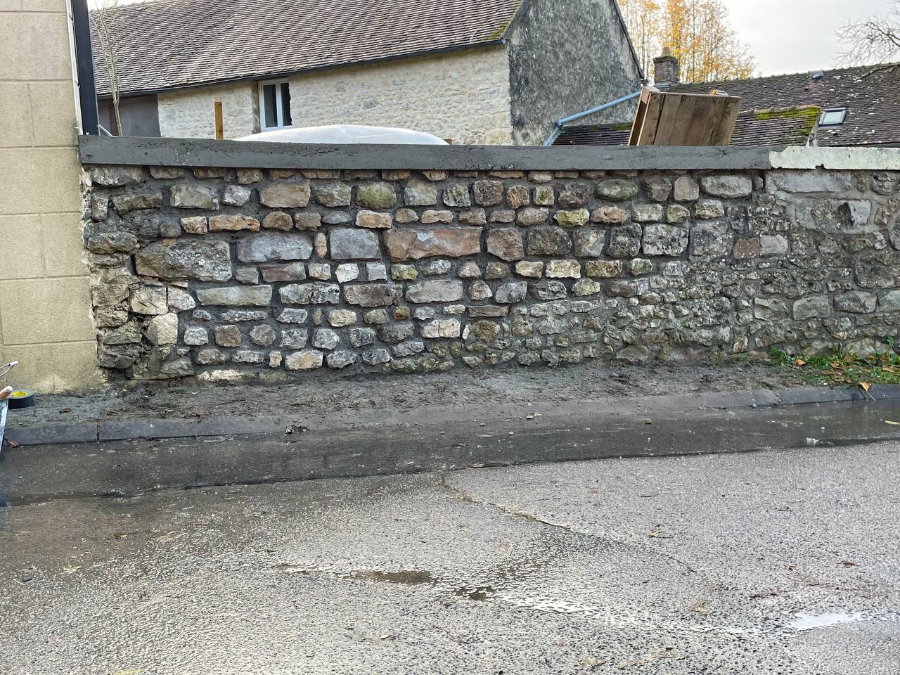 Mur en pierres apparentes entièrement reconstruit