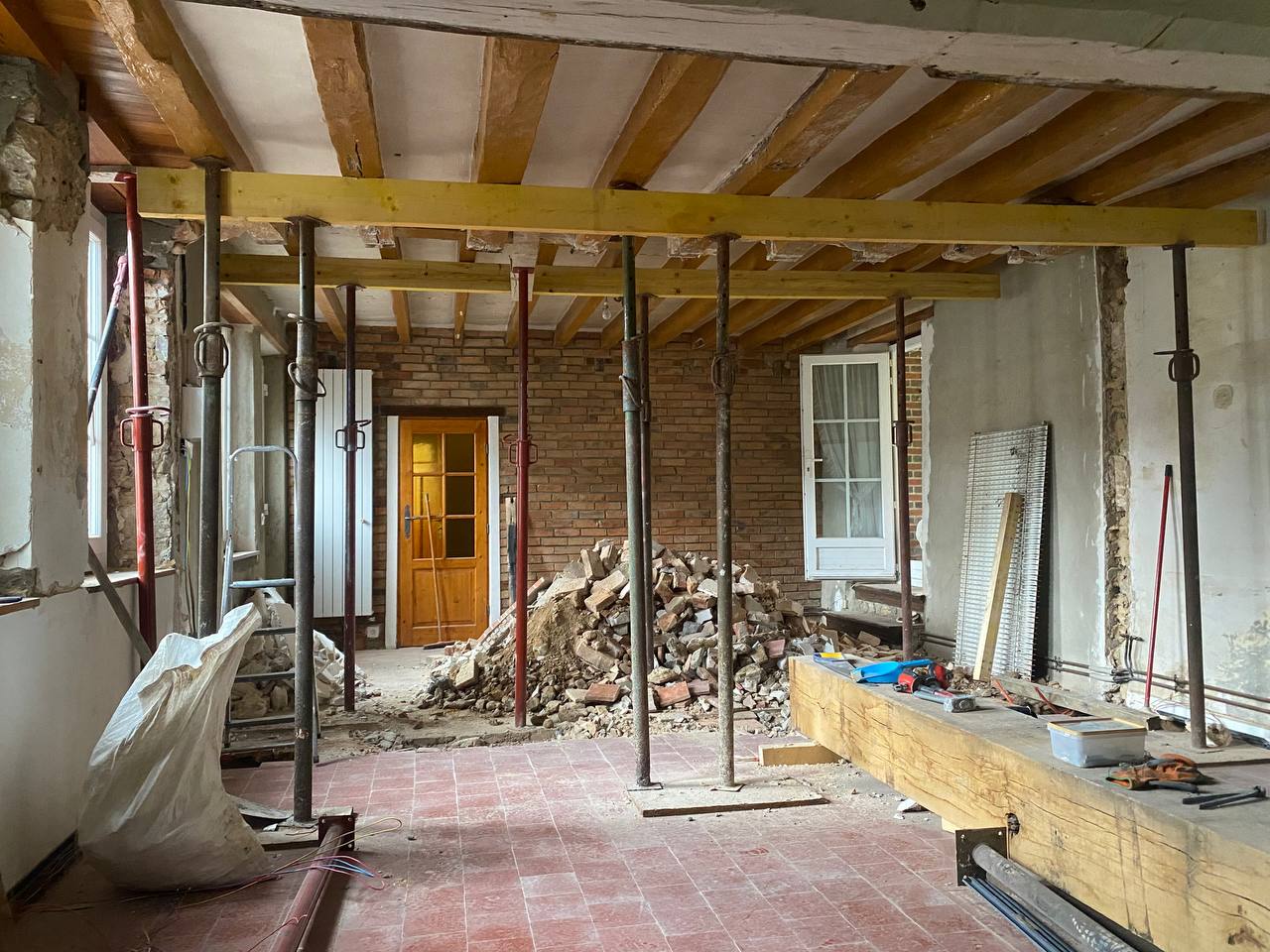 Intérieur en cours de démolition avec étais et gravats