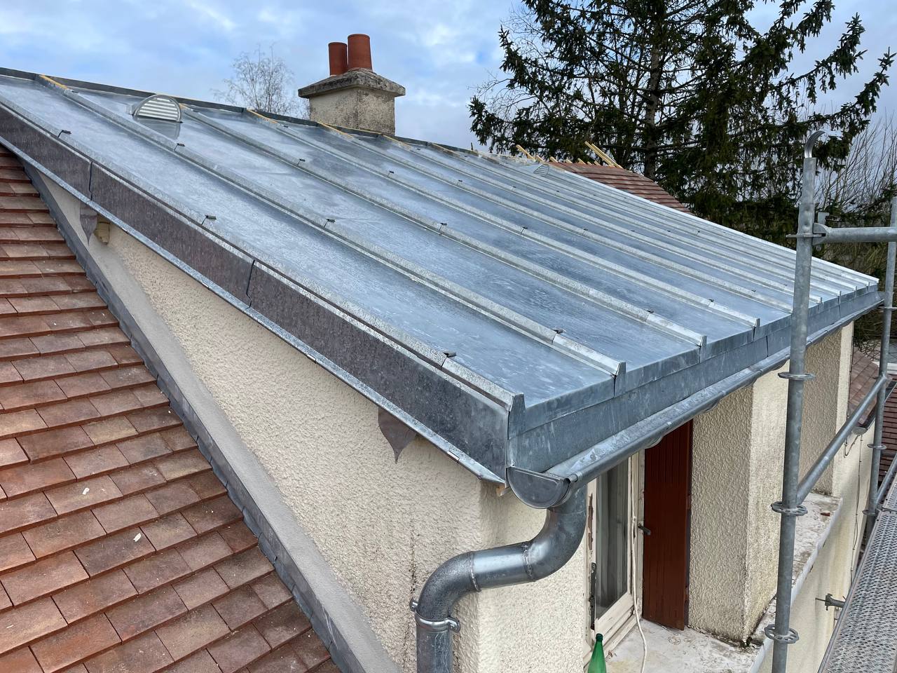 Couverture zinc neuve avec joints debout et gouttières