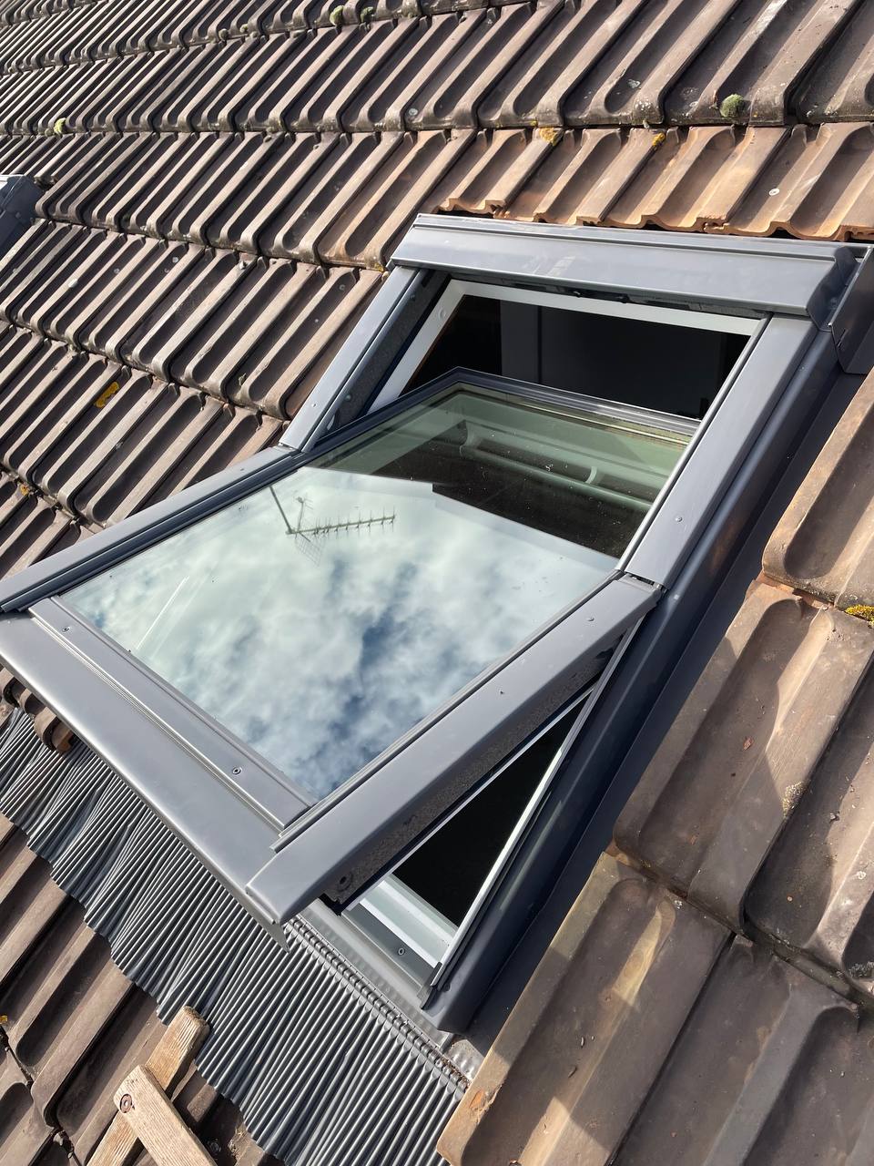 Tuiles neuves avec fenêtre de toit Velux installée