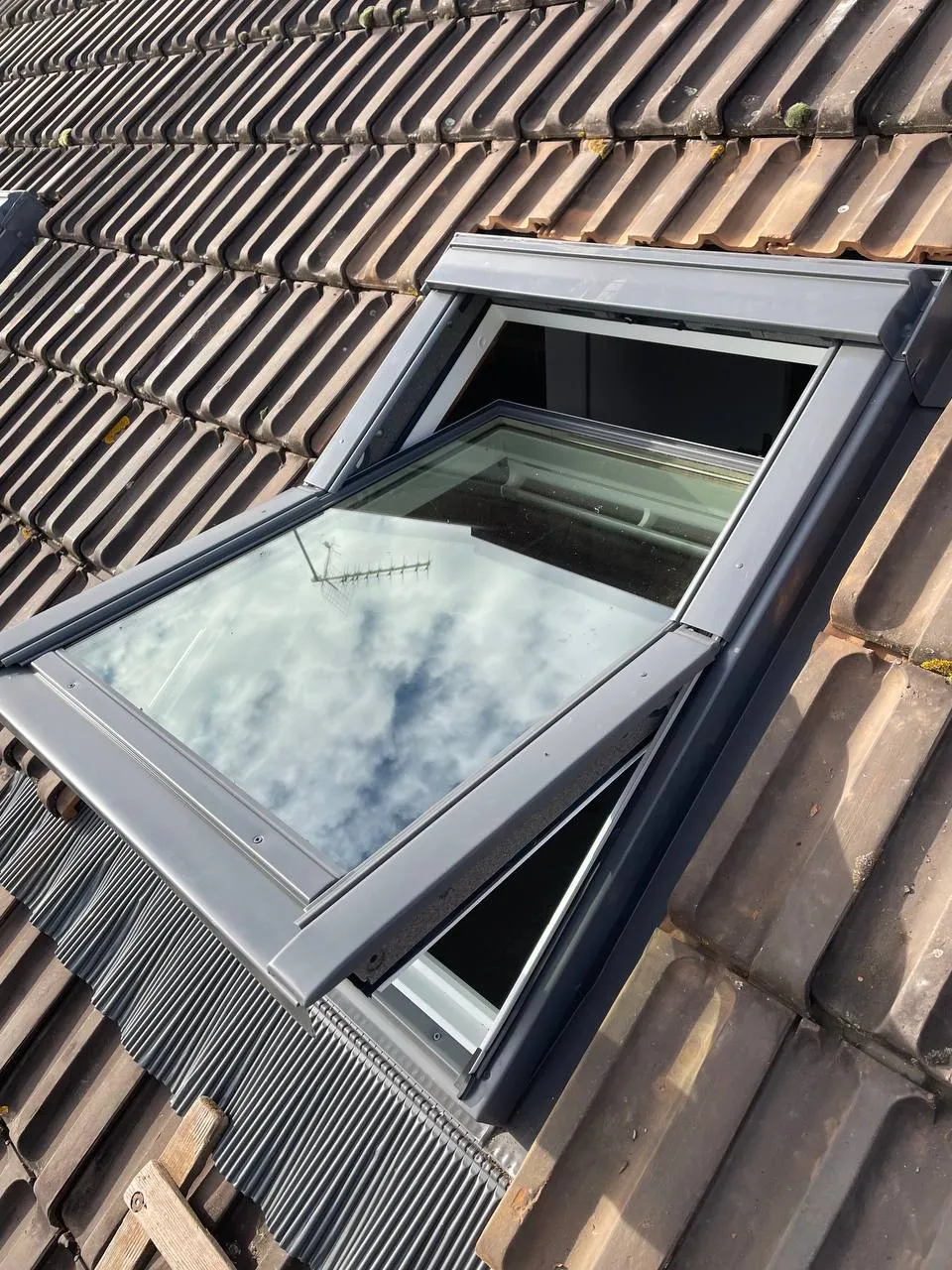 Tuiles neuves avec fenêtre de toit Velux installée