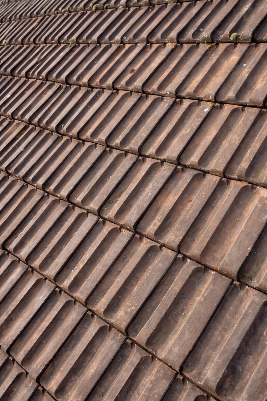 Tuiles anciennes usées sur toiture
