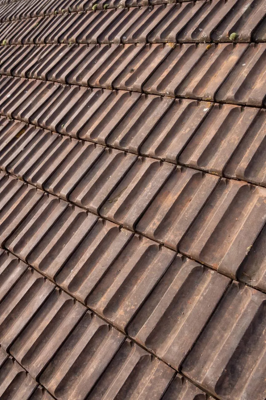Tuiles anciennes usées sur toiture