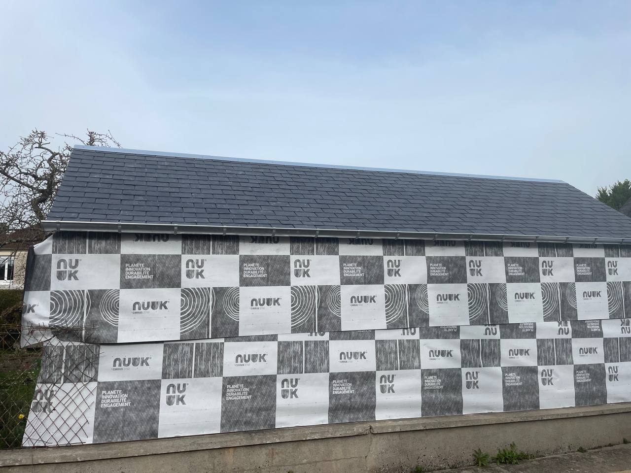 Bâtiment en cours d'isolation avec écran sous-toiture