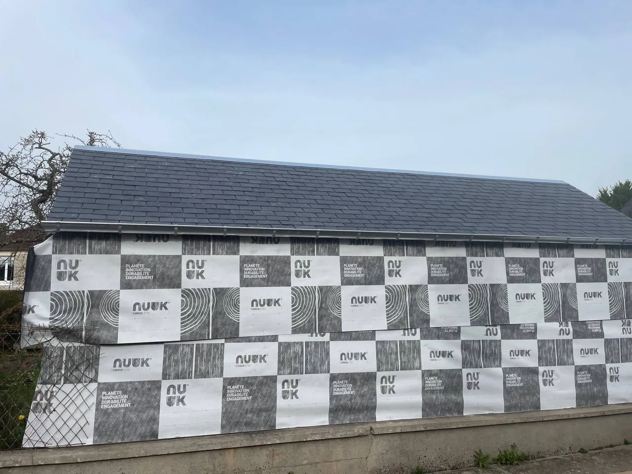 Bâtiment en cours d'isolation avec écran sous-toiture